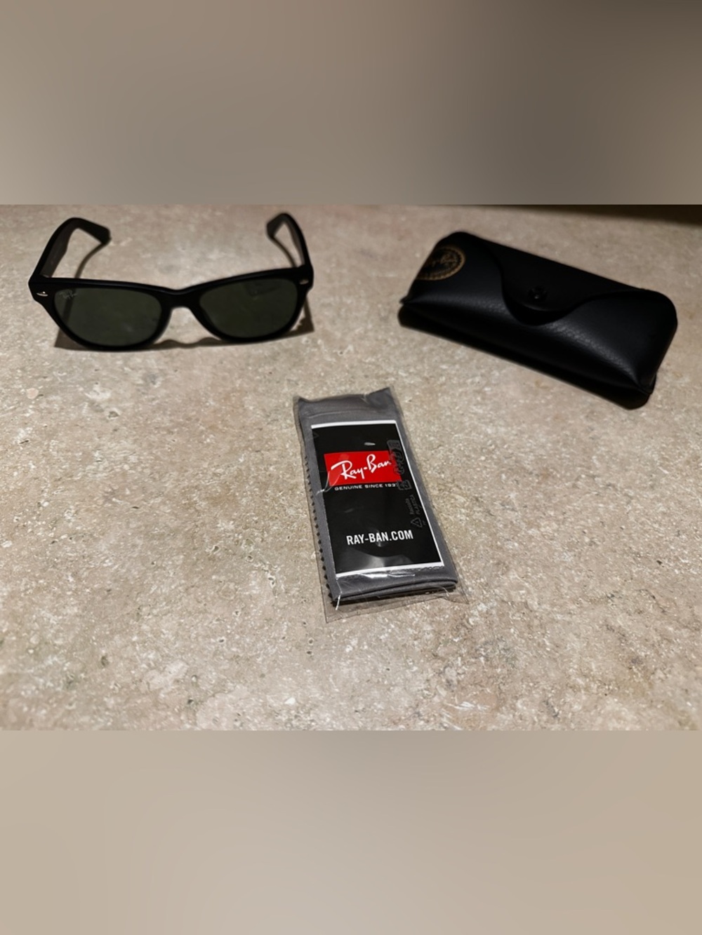 UNISEX Ray-Ban Black frame with Green Lens Sunglasses